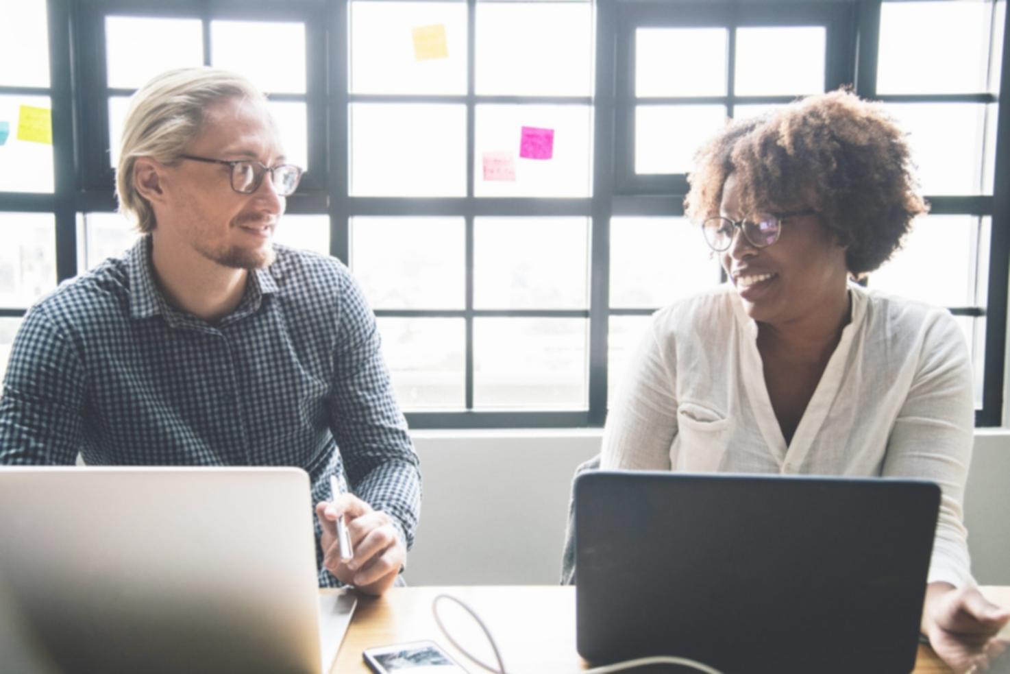 Espace de travail collaboratif moderne avec ambiance chaleureuse