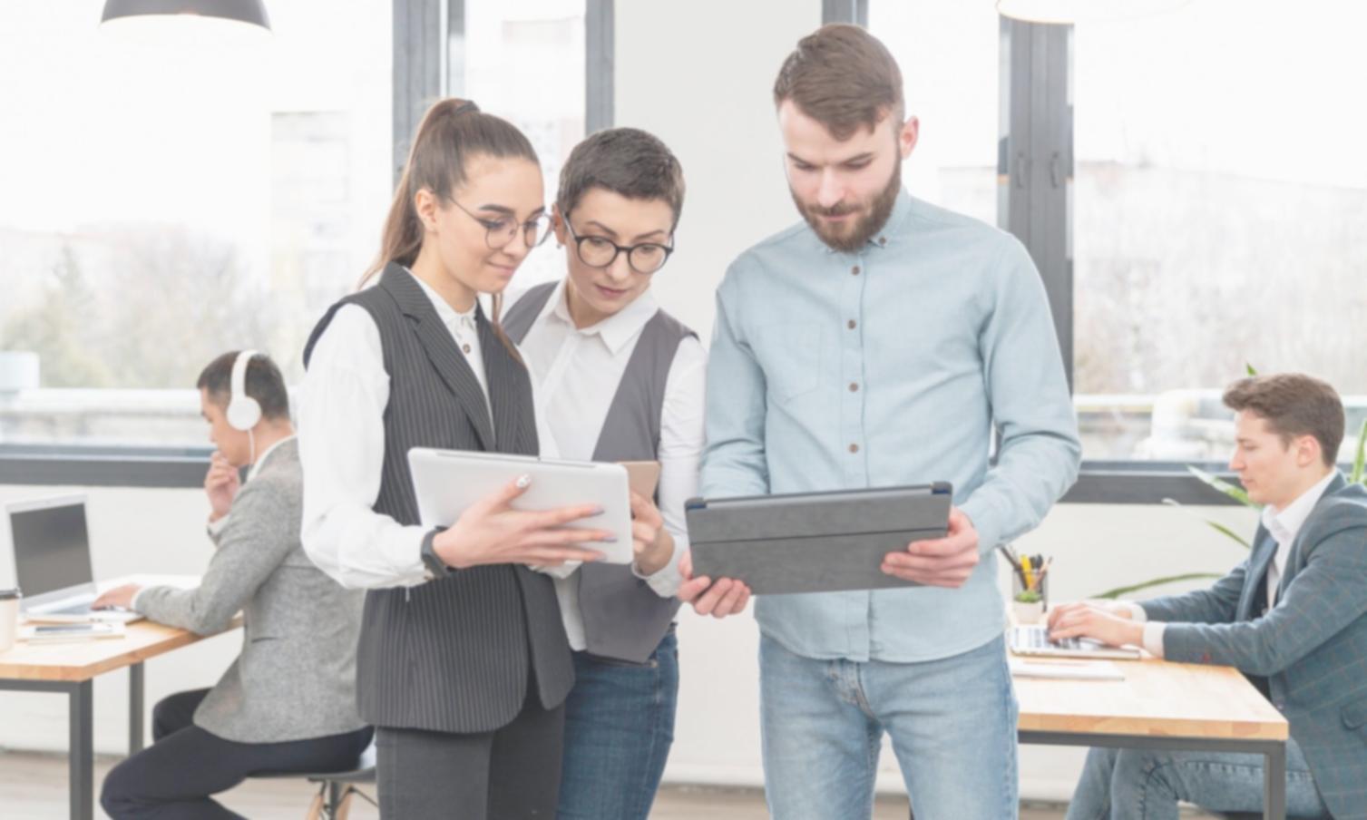 Entrepreneur créatif analysant ses finances